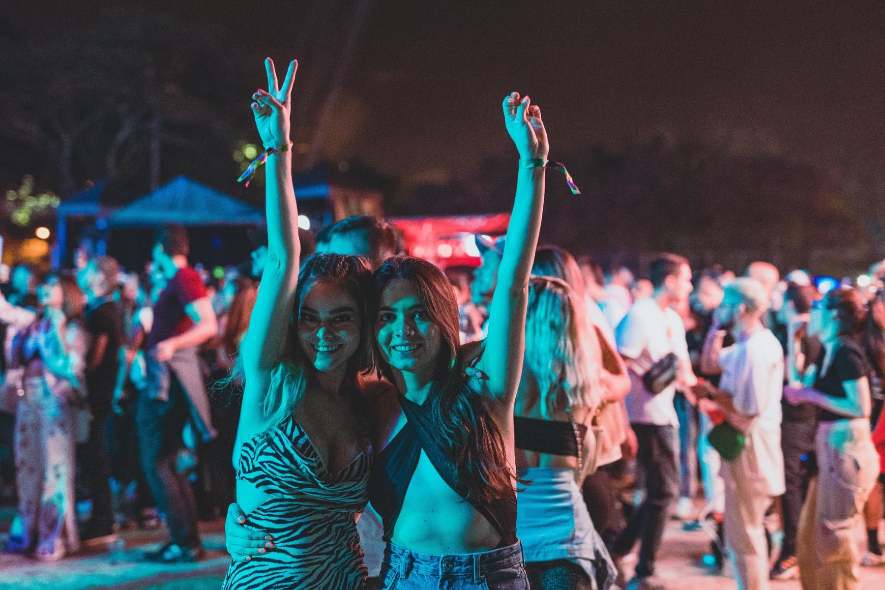 Feestgangers die samen plezier maken