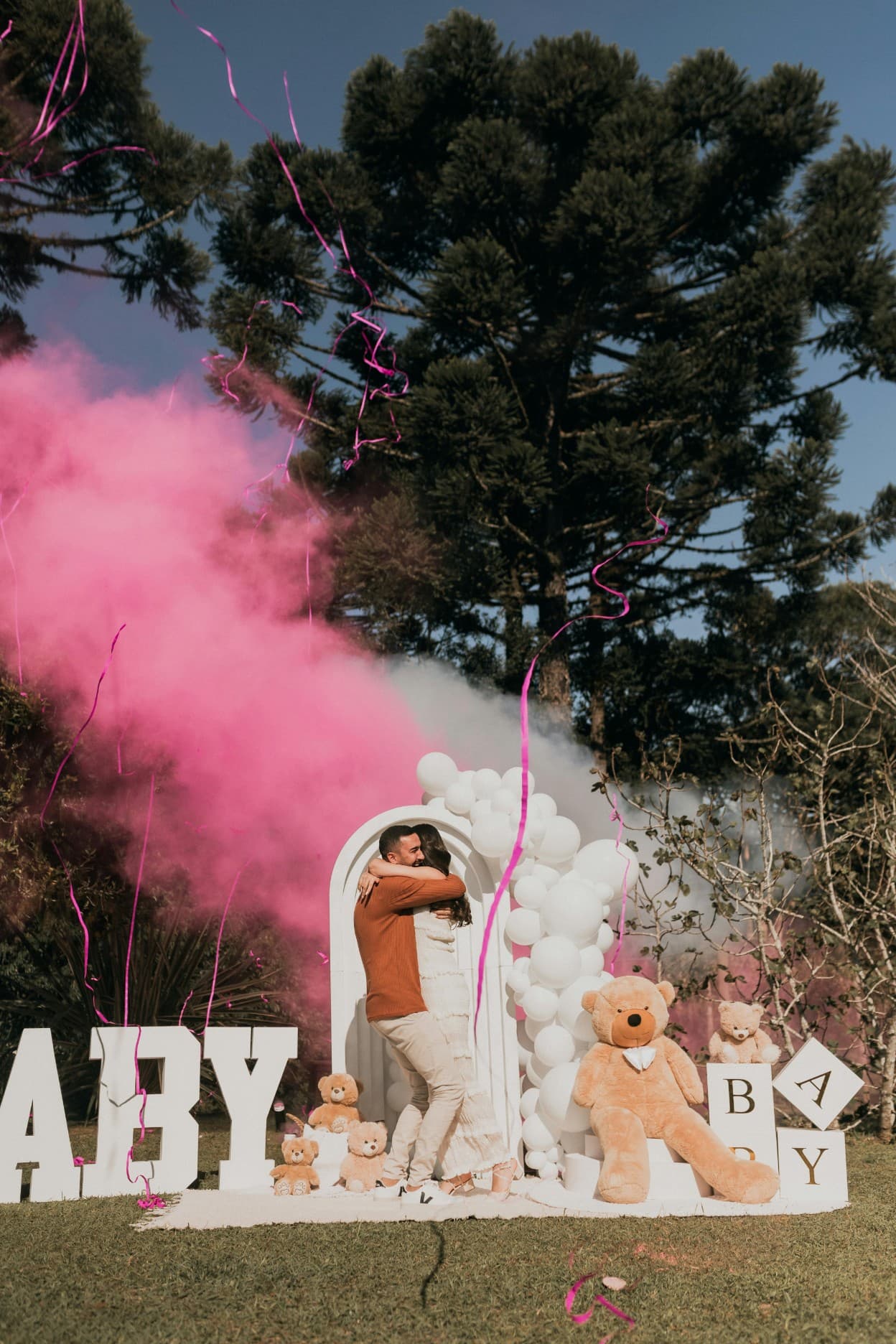 Vriendinnen die lachen tijdens een babyshower met decoratie