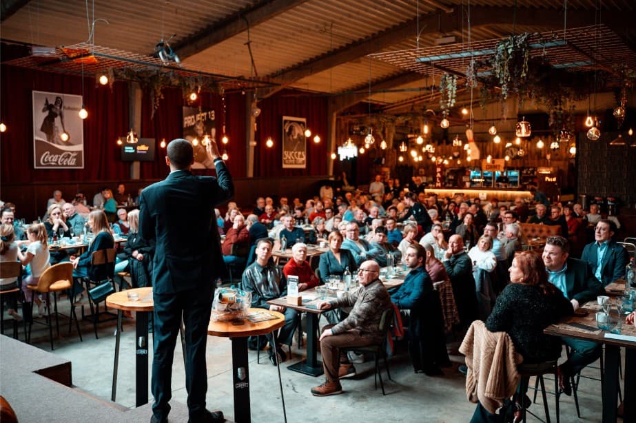 Professionals die netwerken op een conferentie